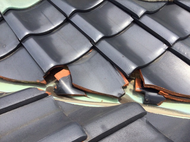 谷板金の小口瓦ずれ